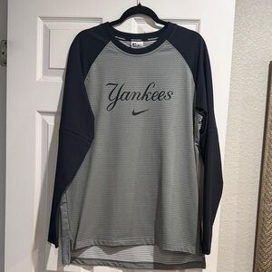 Nike Yankees Men's Black and Gray Long Sleeve Shirt